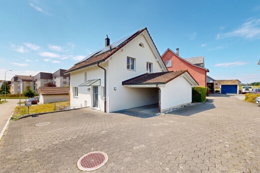 außenansicht mit day time, stuckverkleidung, residential view, wohngebietblick, und solaranlage