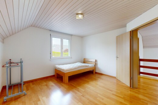 zimmer / schlafzimmer mit holzdecke, wood ceiling, holzfußboden, wood finish floor, und inside property