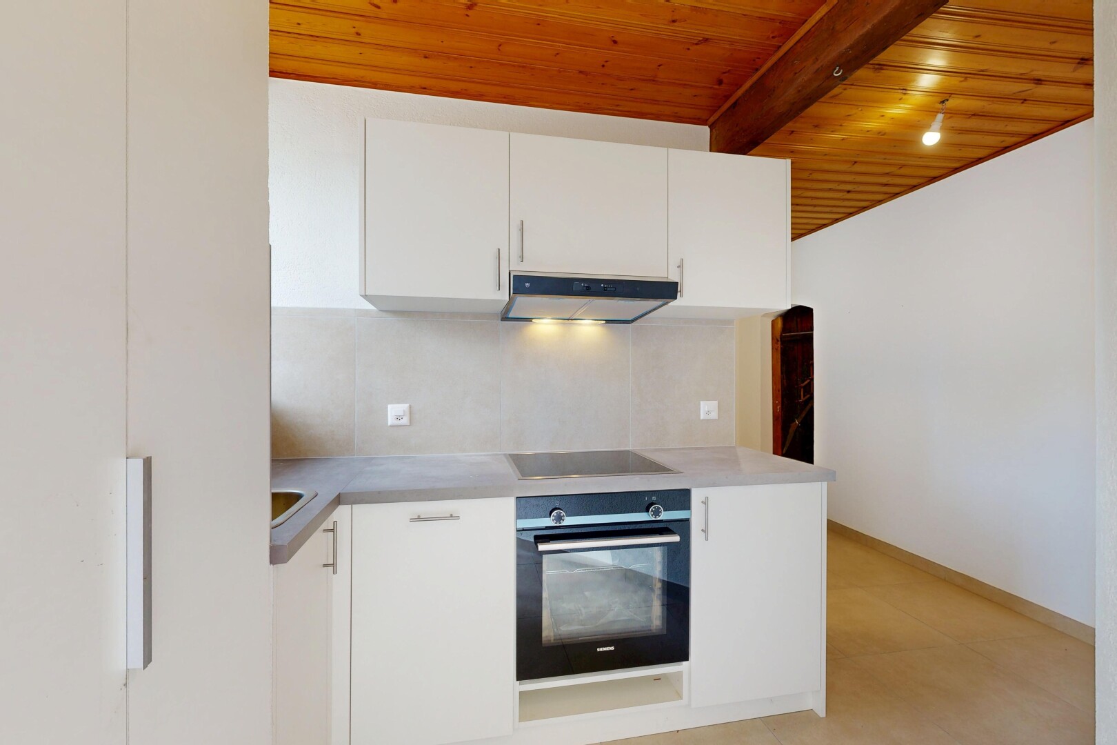 cuisine avec four, white cabinets, armoires blanches, wood ceiling, et plafond en bois