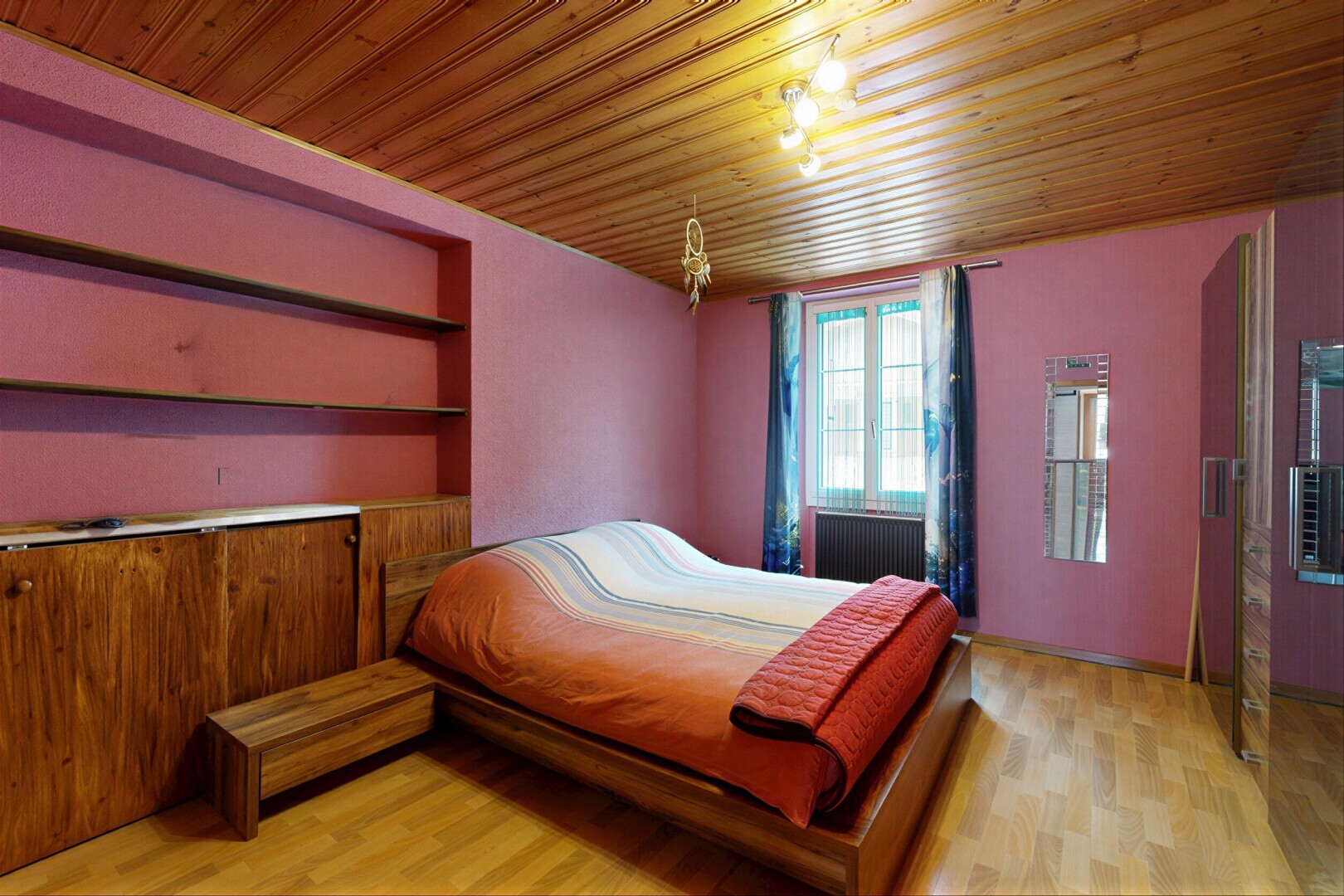 chambre avec sol en finition bois, wood finish floor, light floor, inside property, et lumière naturelle
