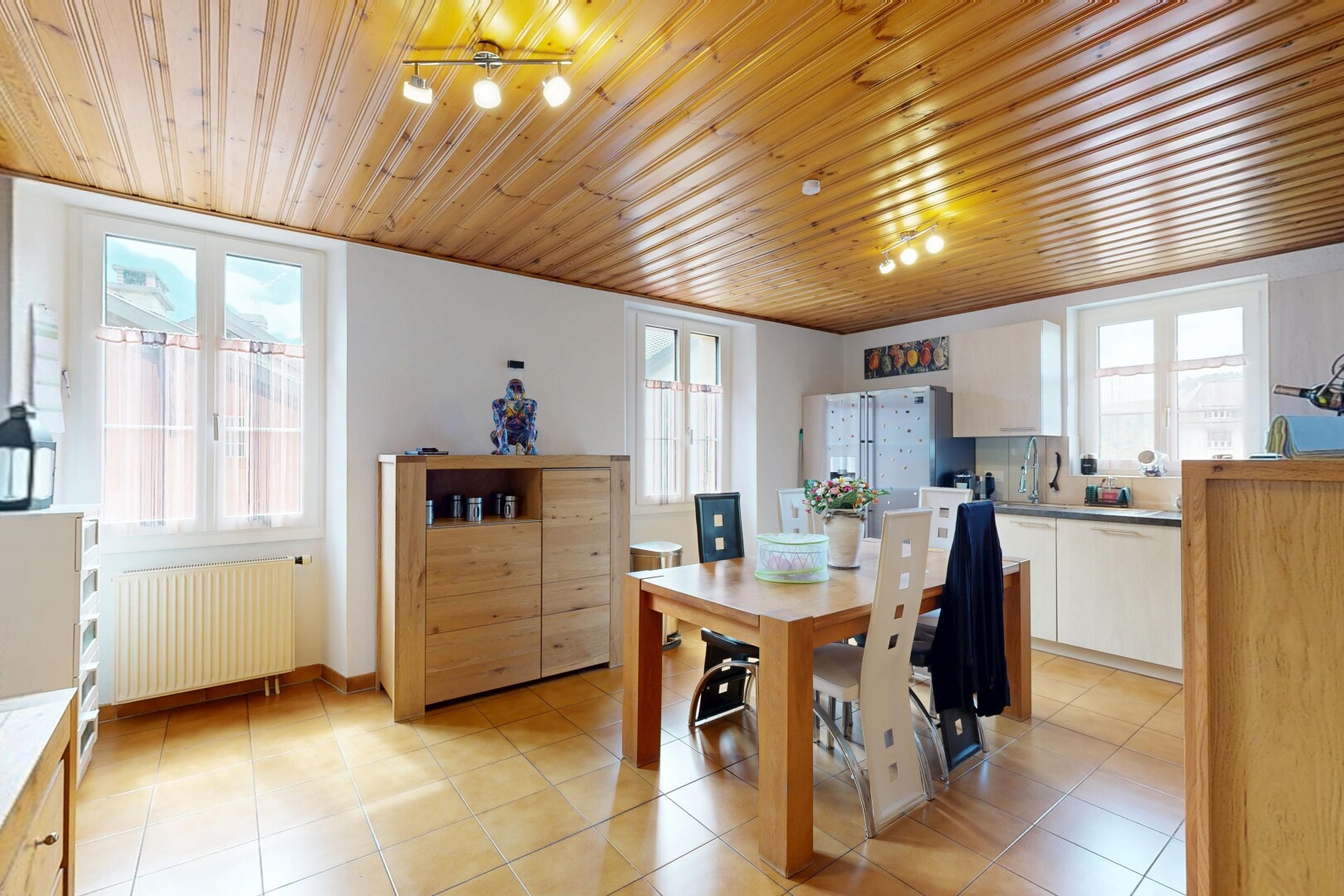 salle à manger avec cloison sèche, drywall, inside property, light floor, et radiateur