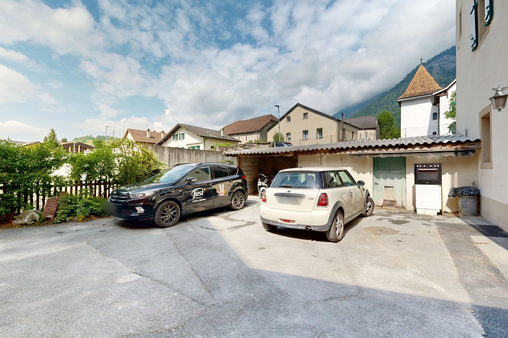 façade avec day time, bardage en stuc, vue résidentielle, residential view, et clôture