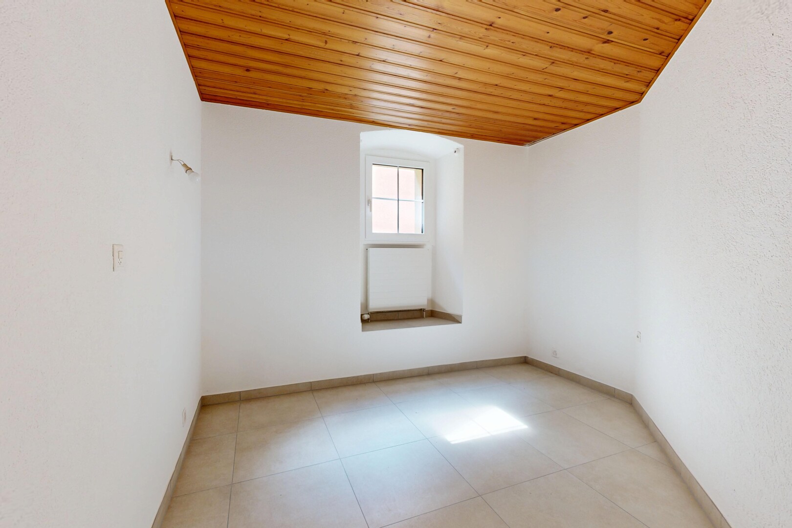 pièce vide avec plafond en bois, wood ceiling, inside property, lumière naturelle, et natural light