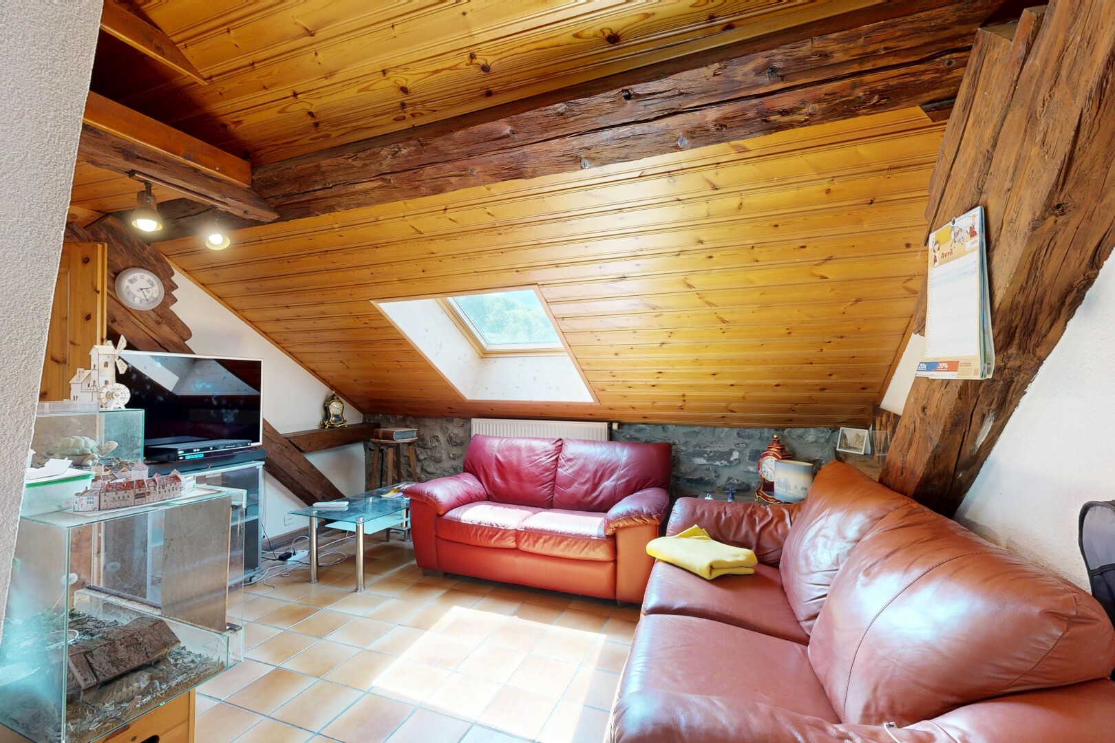 salon avec vaulted ceiling, plafond voûté, wood ceiling, plafond en bois, et inside property