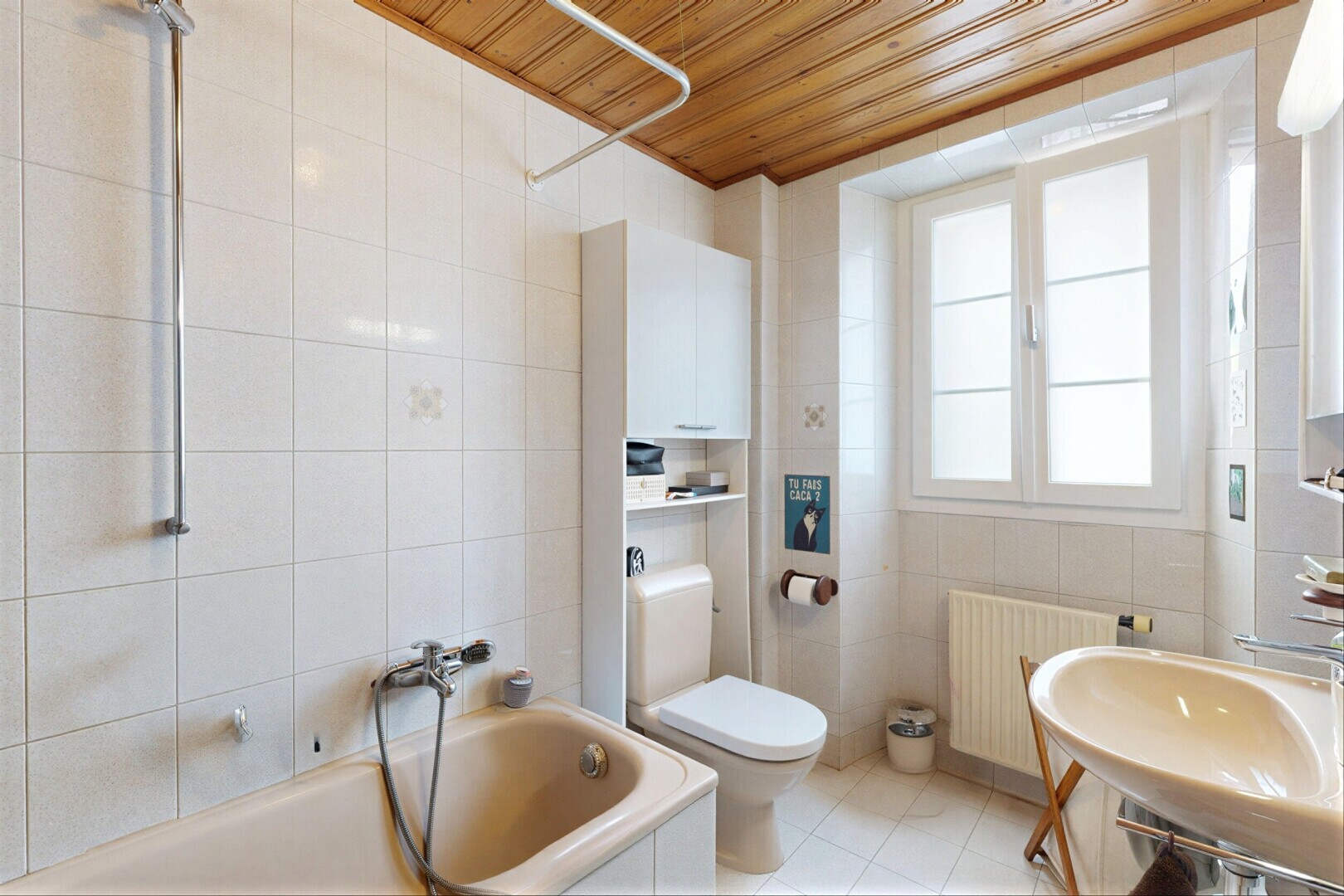 salle de bains avec tile wall, mur en carrelage, salle de bain complète, toilette, et wood ceiling