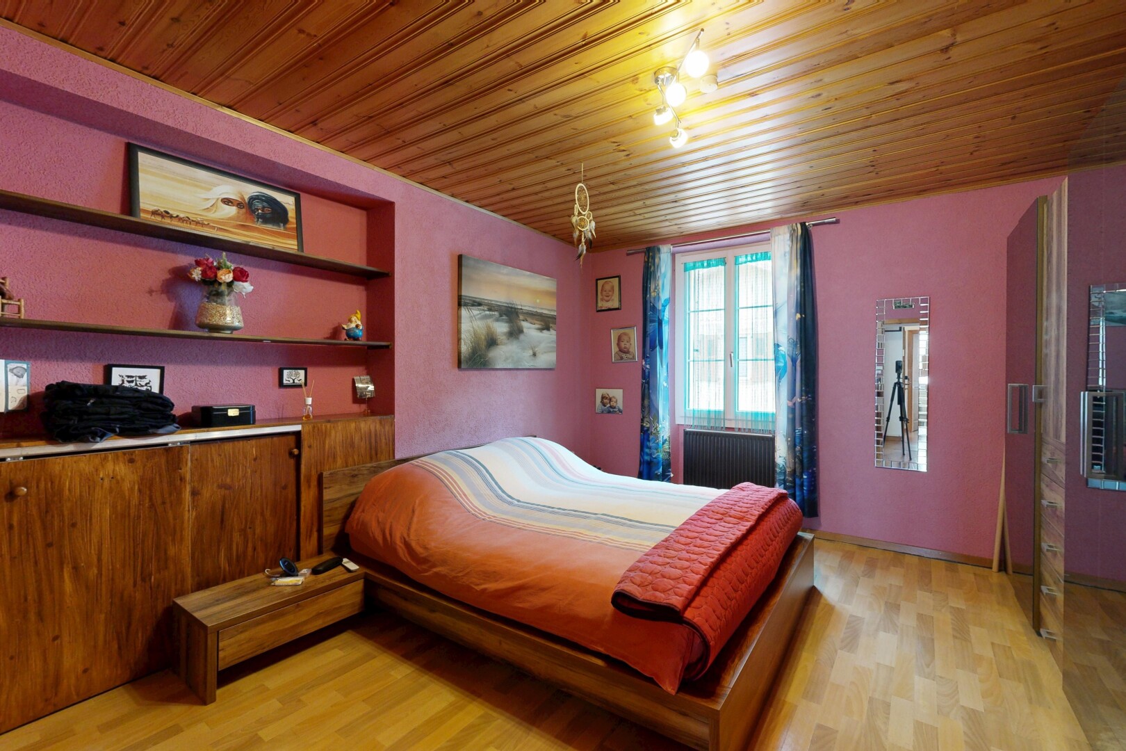 chambre avec sol en finition bois, wood finish floor, light floor, inside property, et lumière naturelle