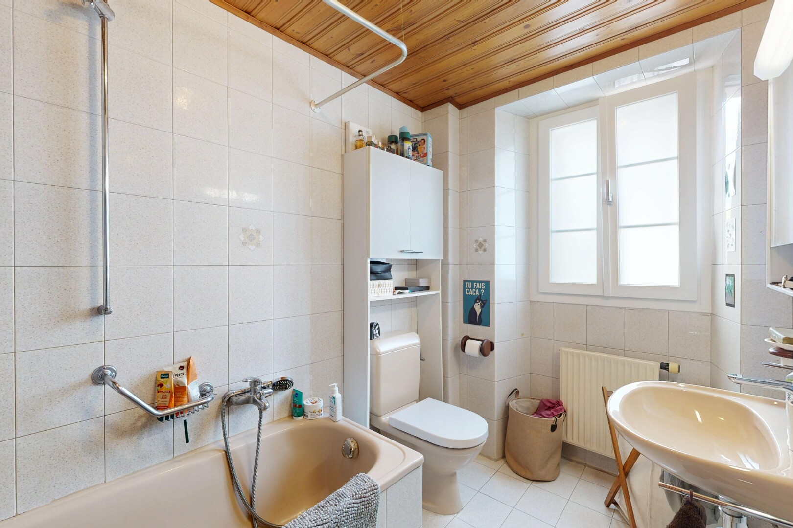 salle de bains avec tile wall, mur en carrelage, salle de bain complète, toilette, et wood ceiling