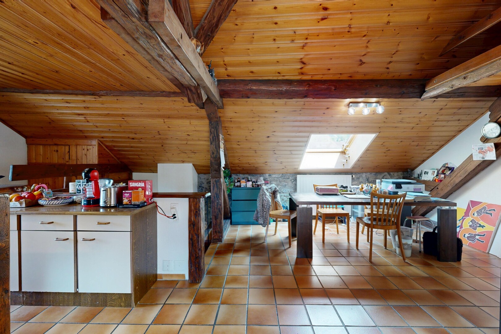 salle à manger avec vaulted ceiling, plafond voûté, beamed ceiling, plafond à poutres, et wood ceiling