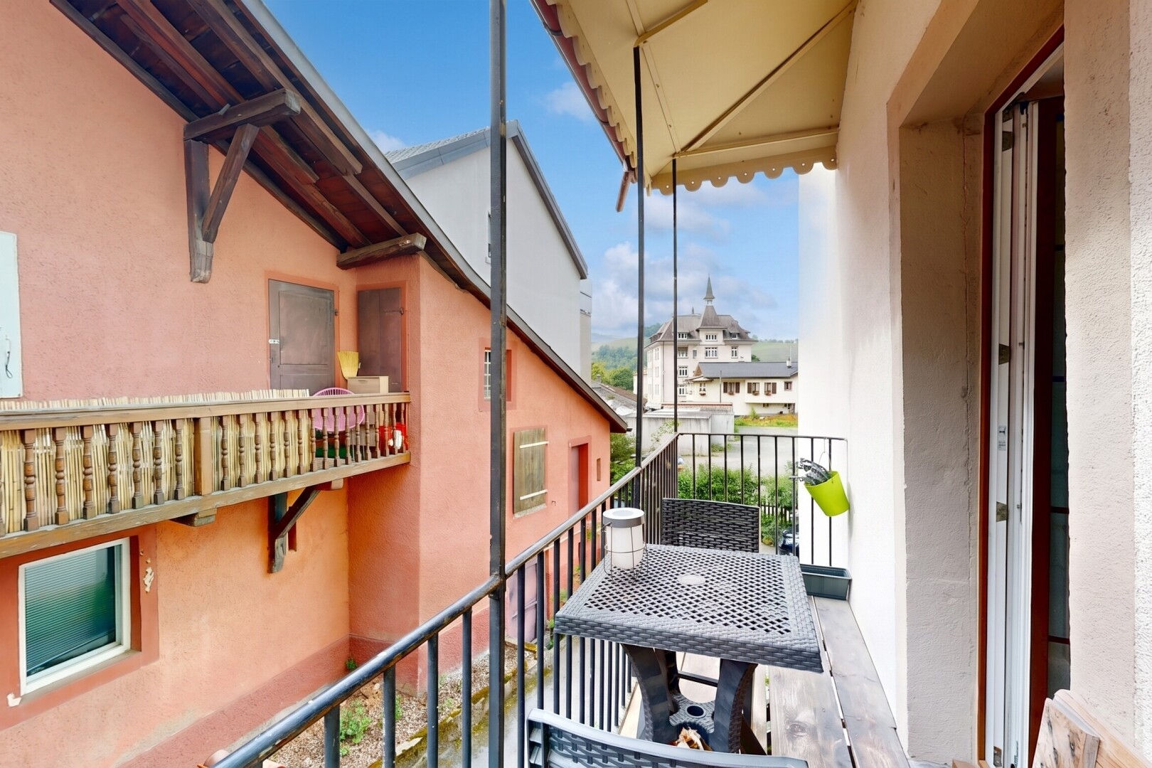 balcon avec from property, balcon, et day time