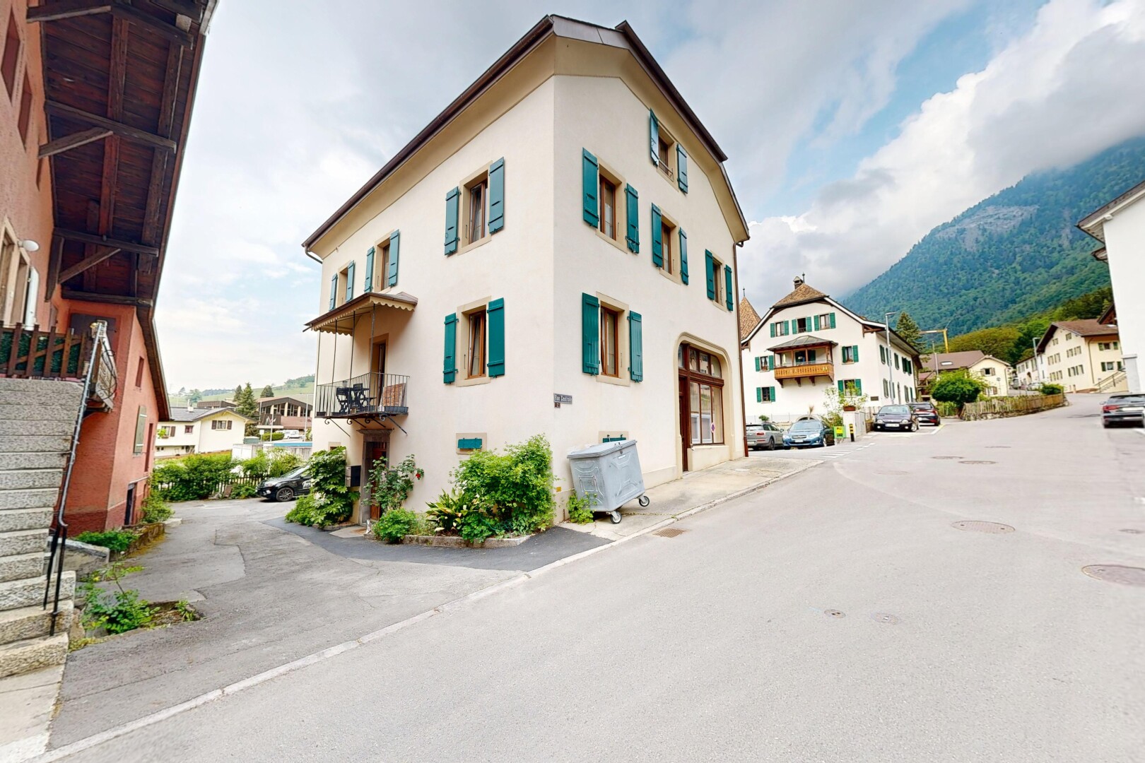 façade avec day time, bardage en stuc, residential view, vue résidentielle, et mountain view