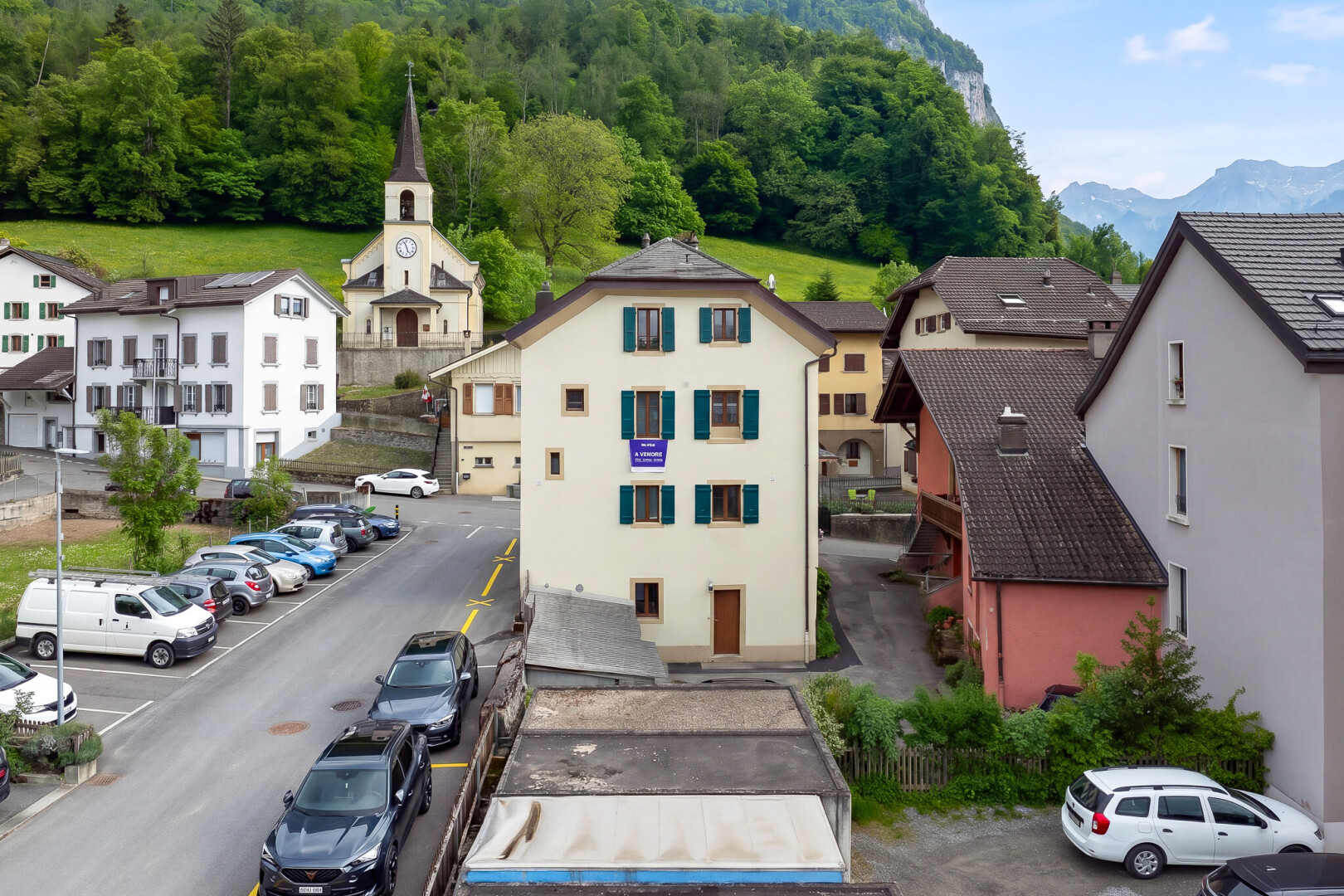 façade avec bardage en stuc, parking, et day time