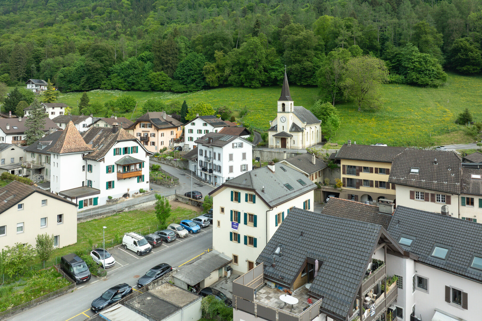façade avec vue sur la forêt, forest view, et parking