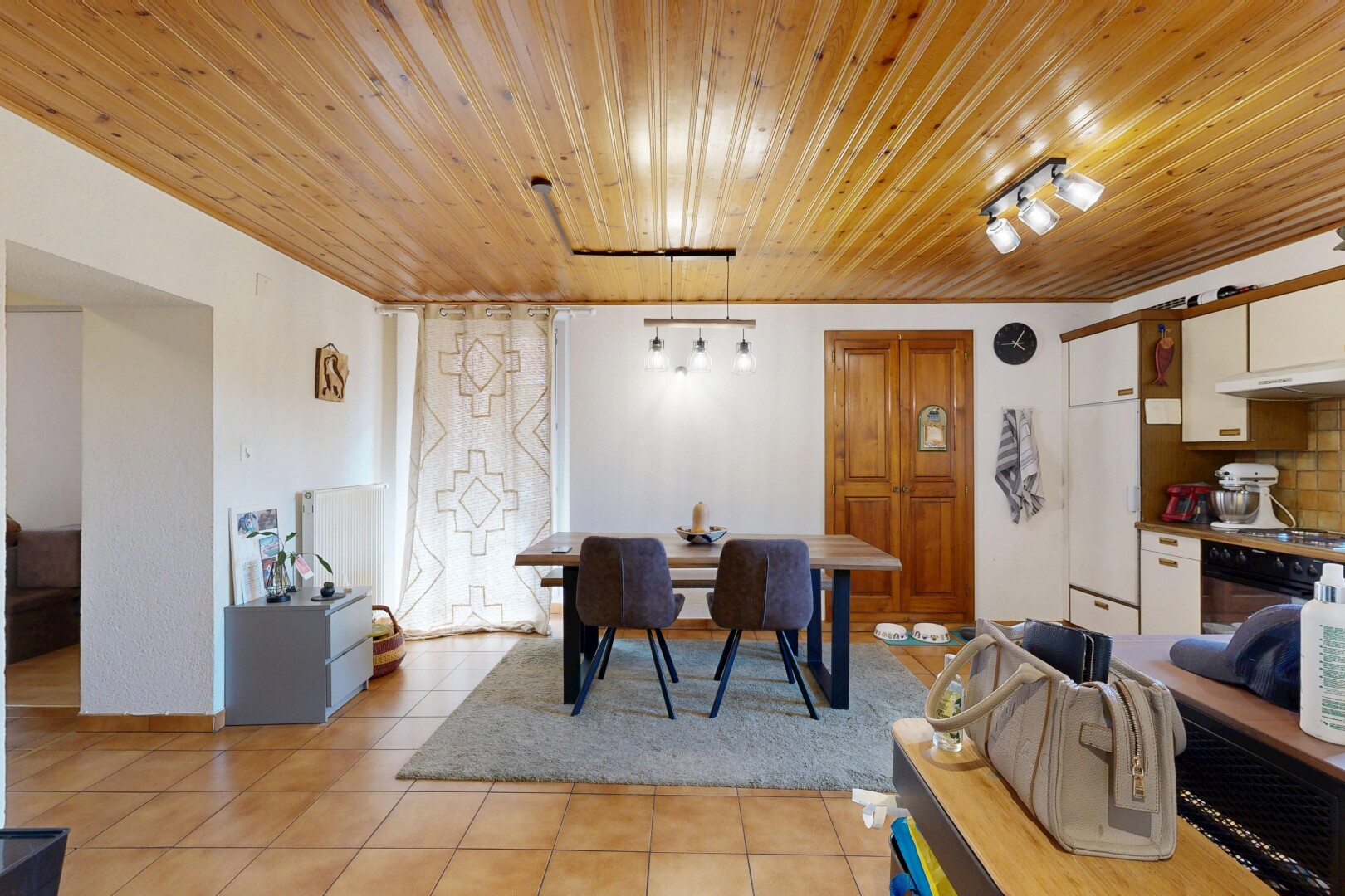 salon / salle à manger avec inside property, plafond en bois, wood ceiling, light floor, et sol en carrelage