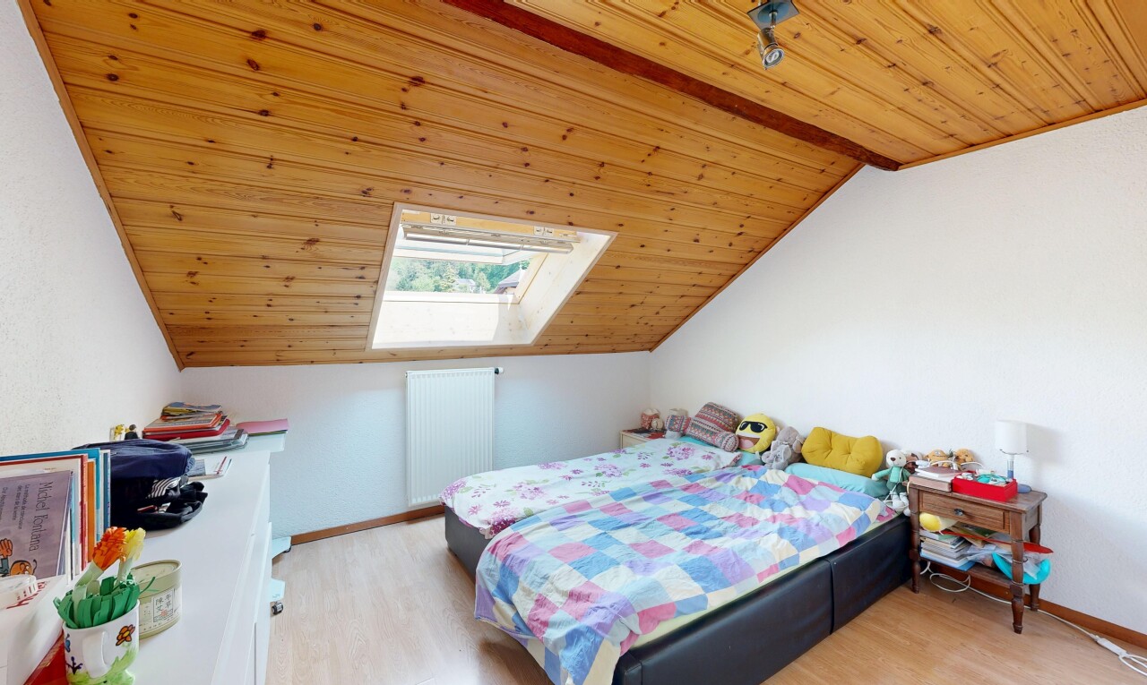 chambre avec plafond en bois, wood ceiling, plafond voûté, vaulted ceiling, et sol en finition bois