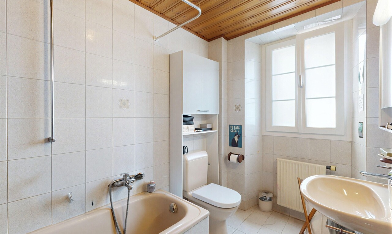 salle de bains avec tile wall, mur en carrelage, salle de bain complète, toilette, et wood ceiling
