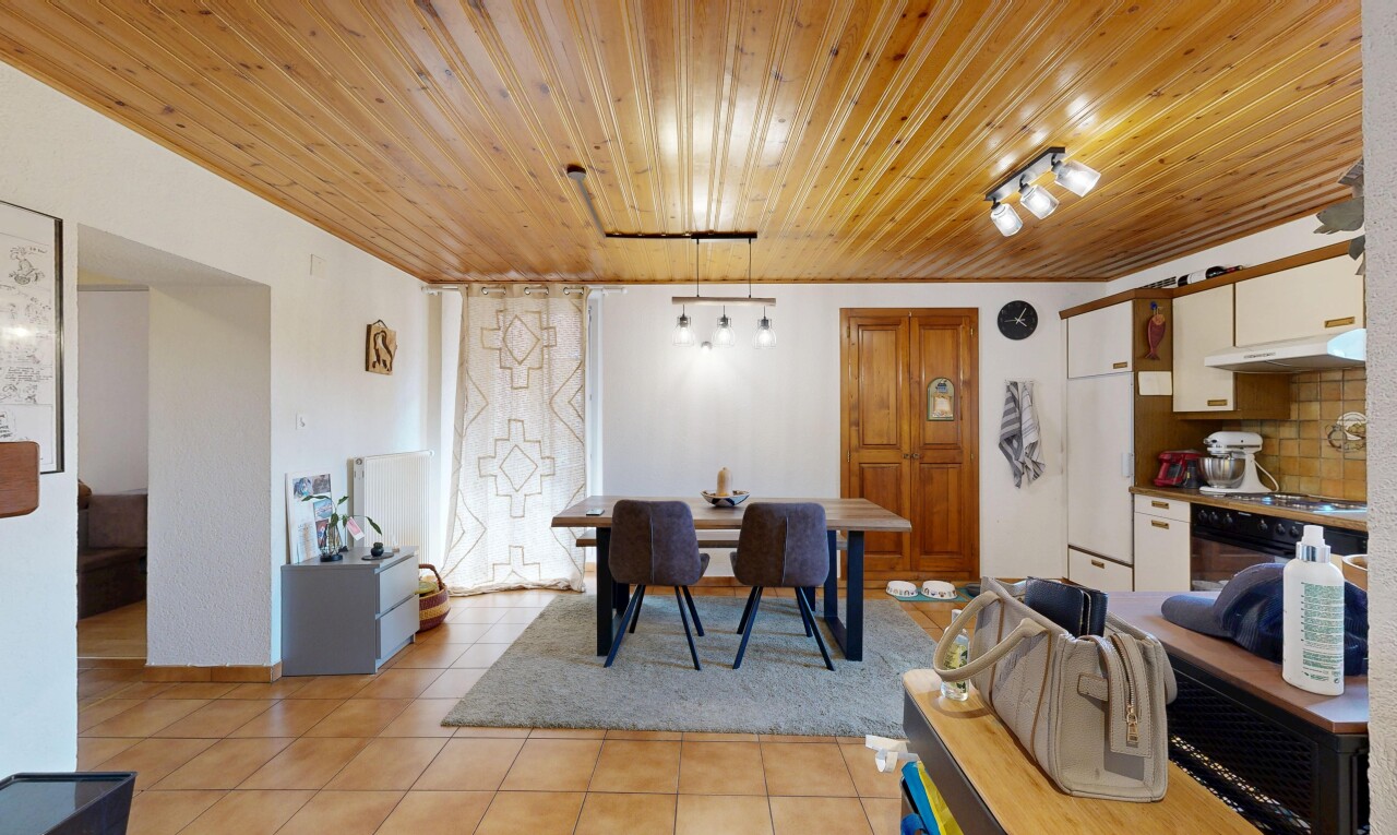 salon / salle à manger avec inside property, plafond en bois, wood ceiling, light floor, et sol en carrelage