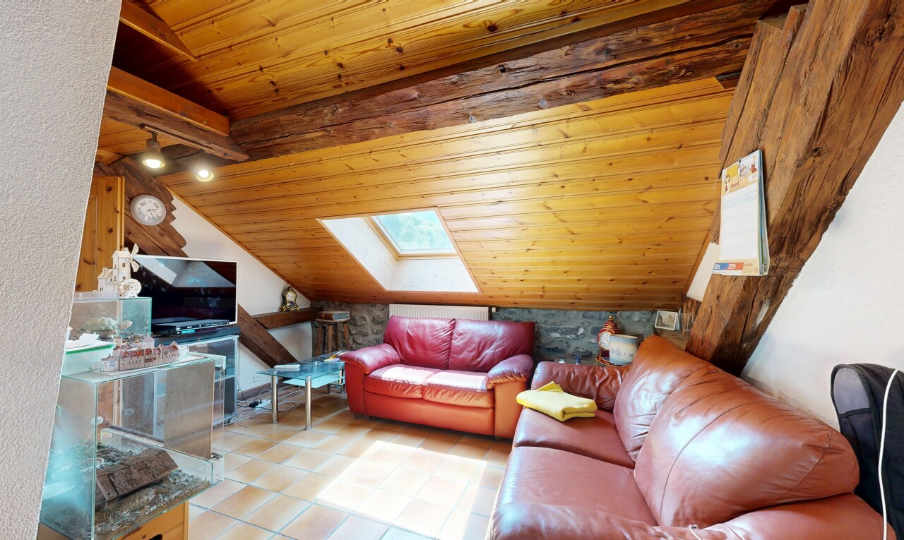 salon avec vaulted ceiling, plafond voûté, wood ceiling, plafond en bois, et inside property