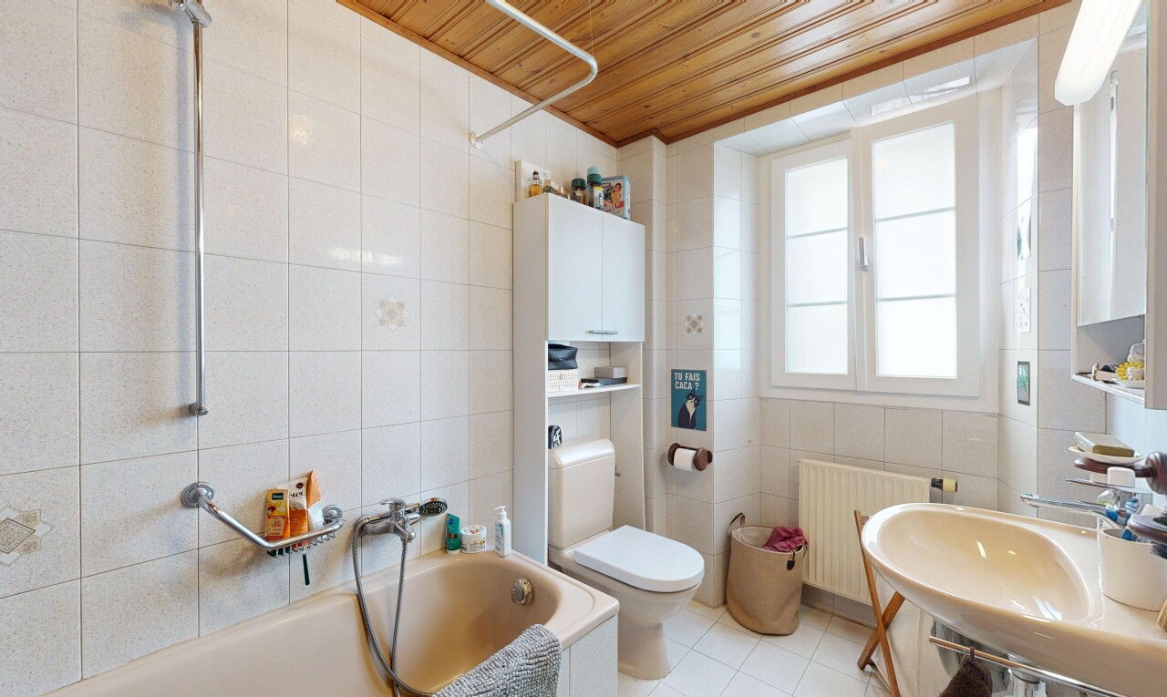 salle de bains avec tile wall, mur en carrelage, salle de bain complète, toilette, et wood ceiling