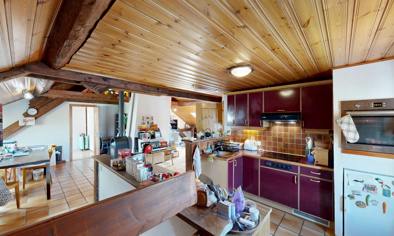 cuisine avec light floor, inside property, sol en carrelage, tile floor, et ouvert sur l'espace de vie