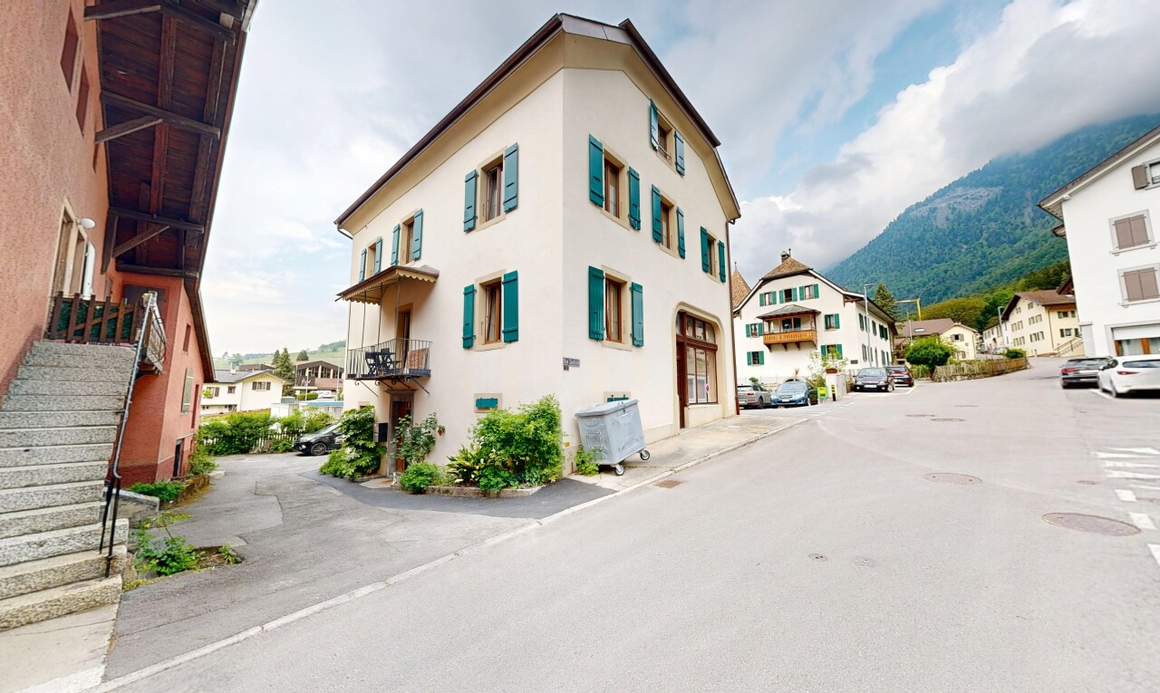 façade avec day time, bardage en stuc, residential view, vue résidentielle, et mountain view