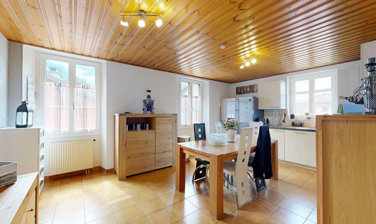 salle à manger avec cloison sèche, drywall, inside property, light floor, et radiateur