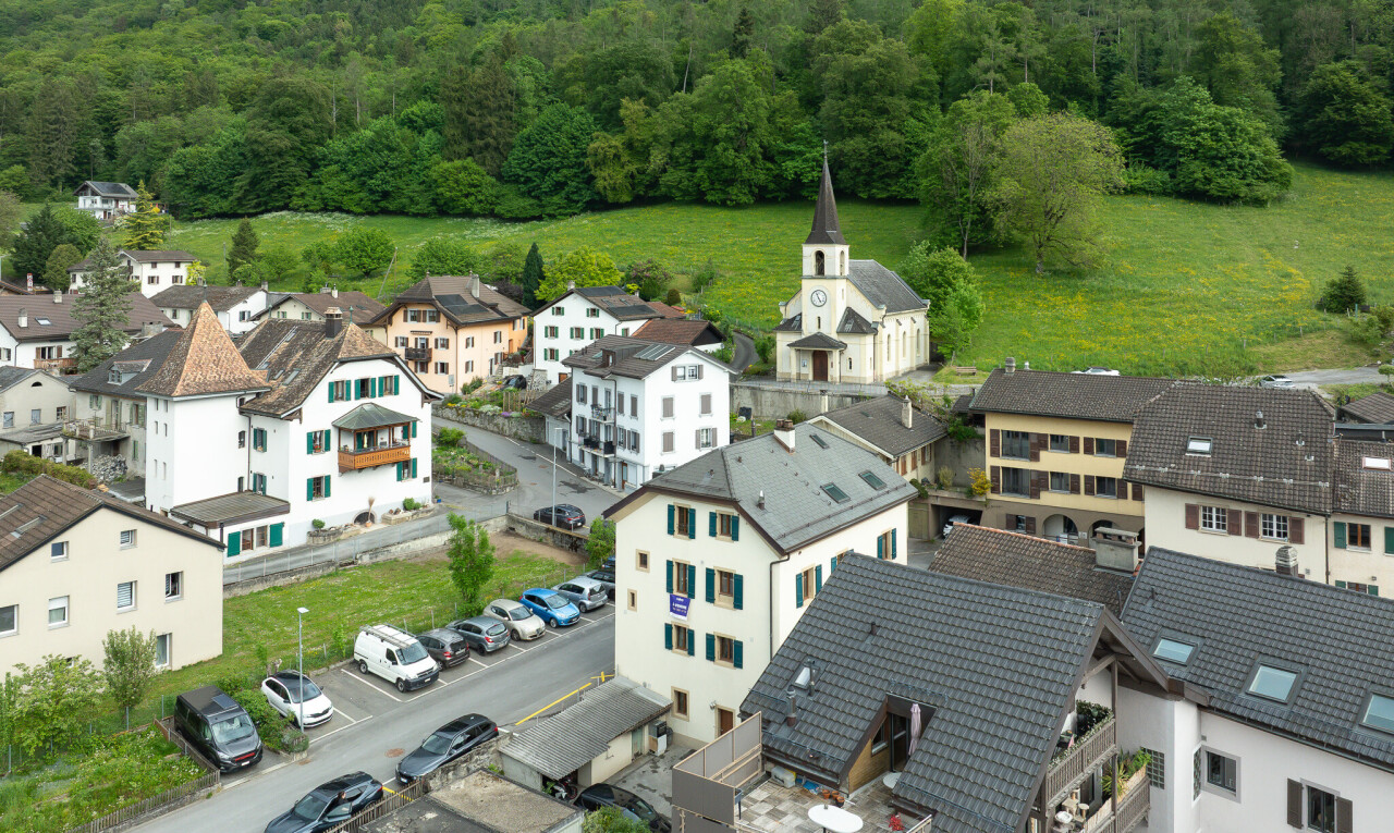 façade avec vue sur la forêt, forest view, et parking