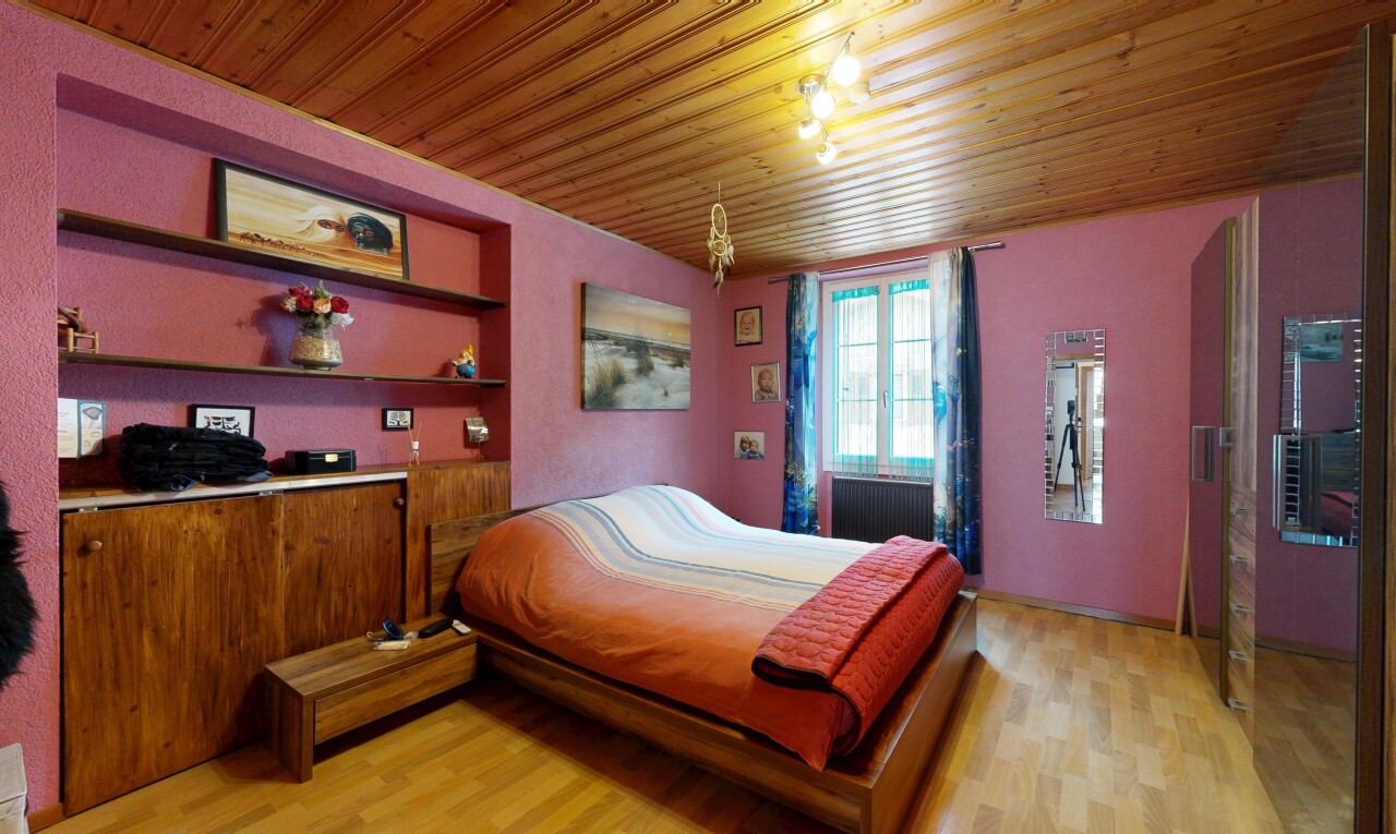 chambre avec sol en finition bois, wood finish floor, light floor, inside property, et lumière naturelle