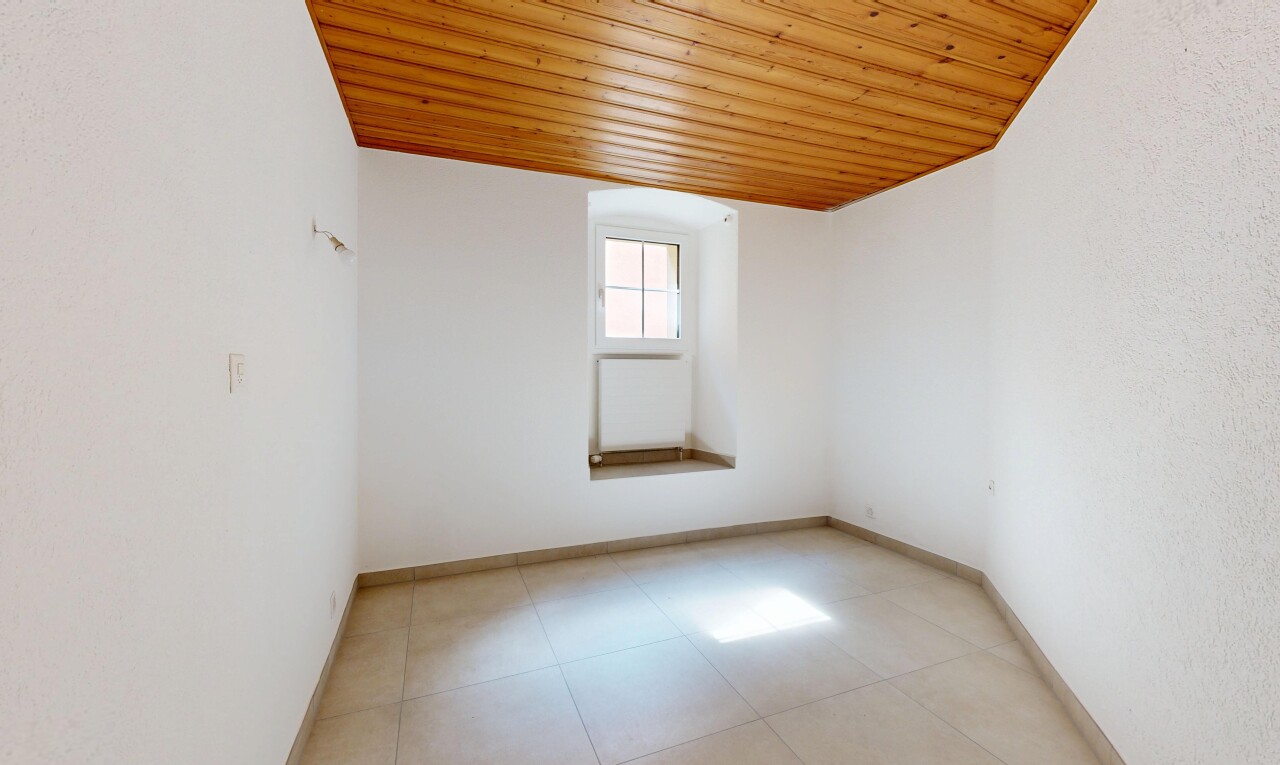 pièce vide avec plafond en bois, wood ceiling, inside property, lumière naturelle, et natural light