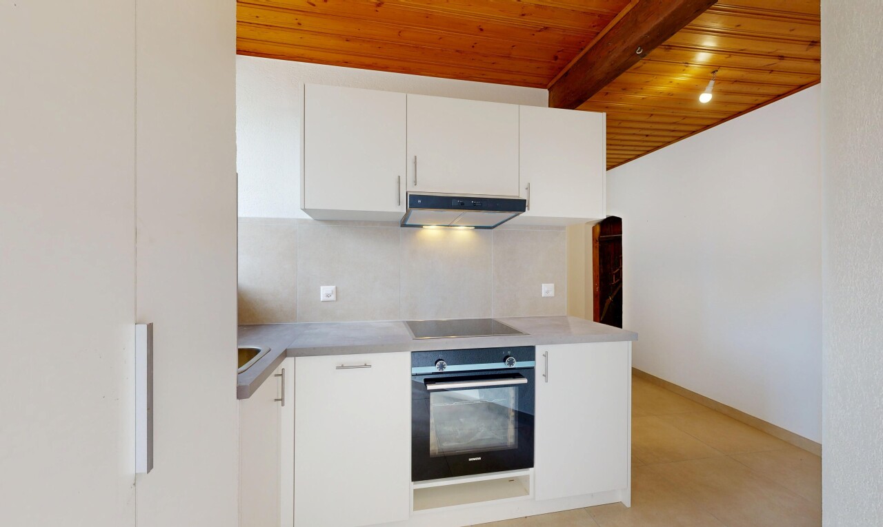 cuisine avec four, white cabinets, armoires blanches, wood ceiling, et plafond en bois