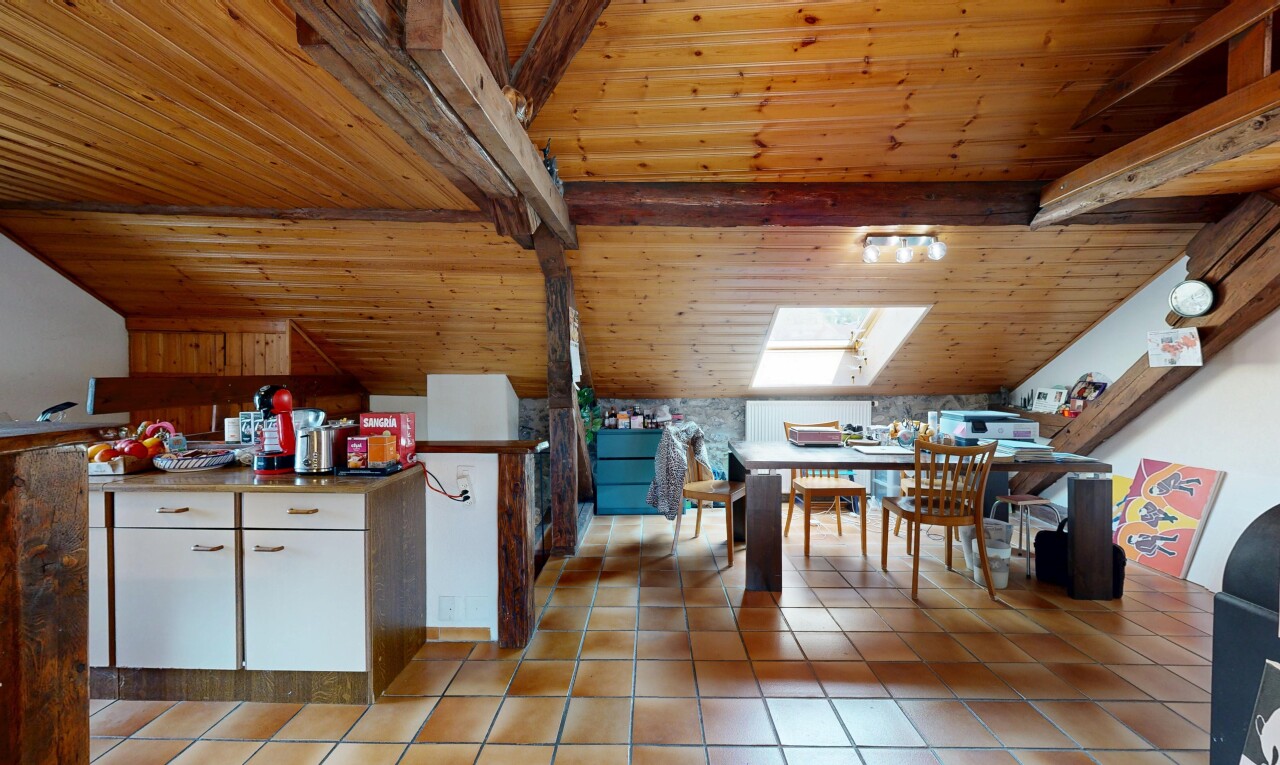 salle à manger avec vaulted ceiling, plafond voûté, beamed ceiling, plafond à poutres, et wood ceiling