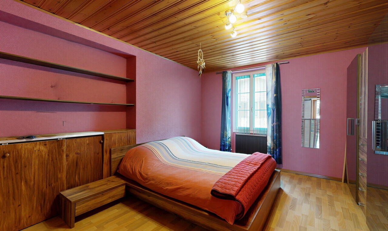 chambre avec sol en finition bois, wood finish floor, light floor, inside property, et lumière naturelle