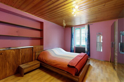 chambre avec sol en finition bois, wood finish floor, light floor, inside property, et lumière naturelle