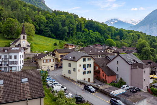 façade avec parking, day time, vue sur la forêt, forest view, et vue sur la montagne