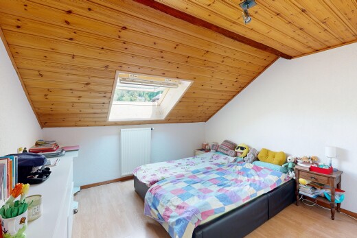 chambre avec plafond en bois, wood ceiling, plafond voûté, vaulted ceiling, et sol en finition bois