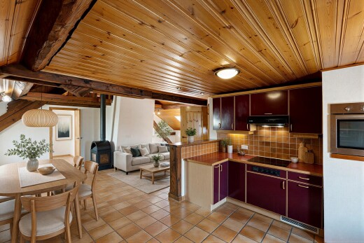 cuisine avec light floor, inside property, sol en carrelage, tile floor, et ouvert sur l'espace de vie