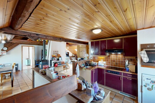 cuisine avec light floor, inside property, sol en carrelage, tile floor, et ouvert sur l'espace de vie