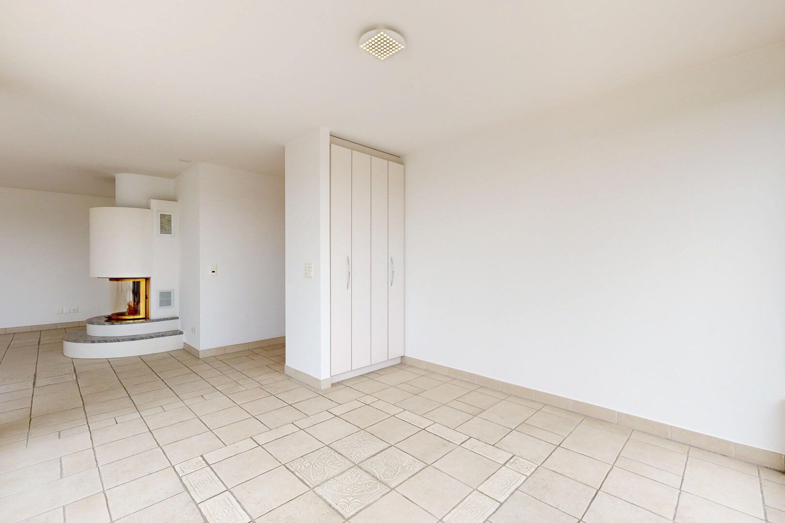leerer raum mit light floor, gipskartonwand, drywall, inside property, und sockelleisten