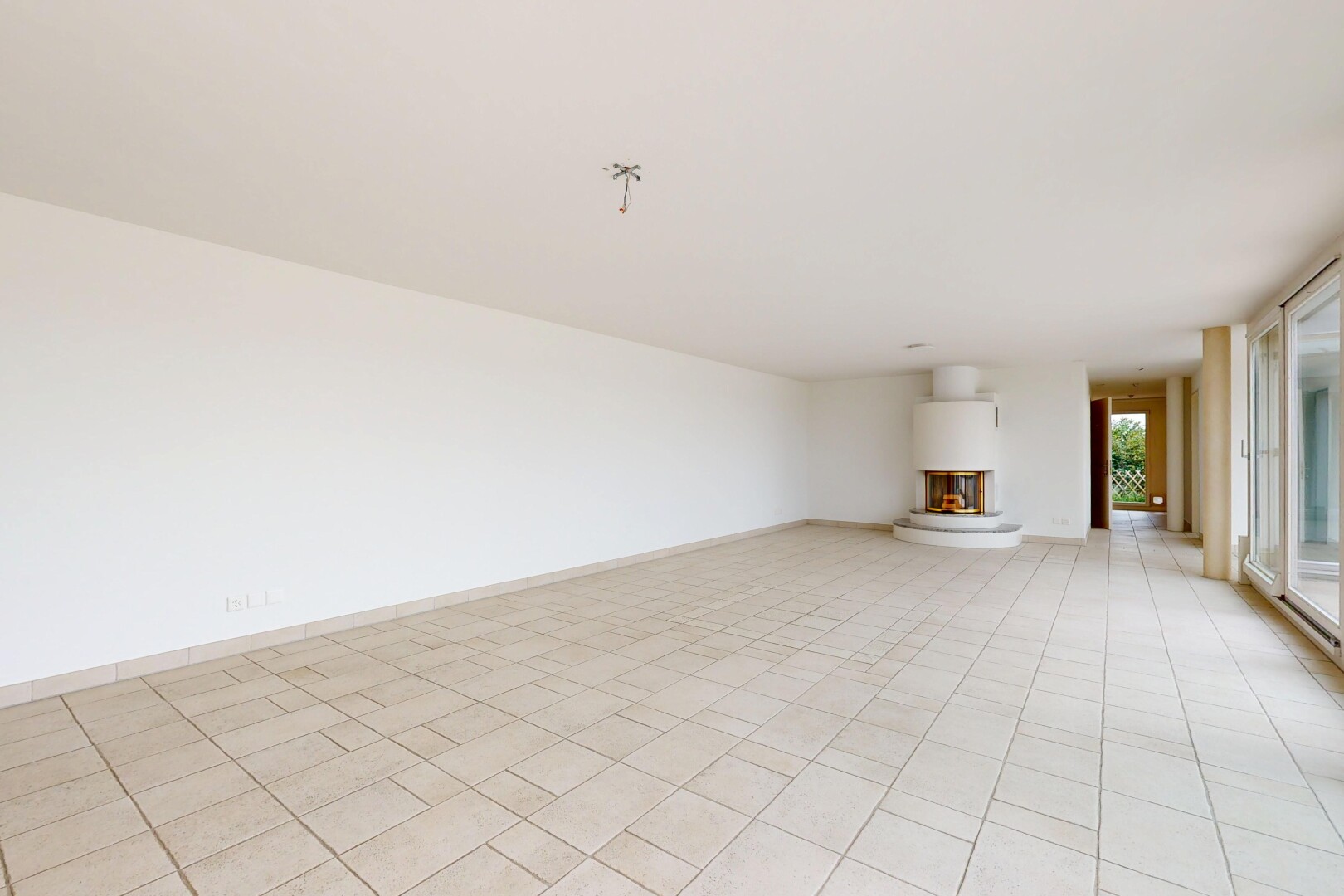 leerer raum mit gipskartonwand, drywall, inside property, natürliches licht, und natural light