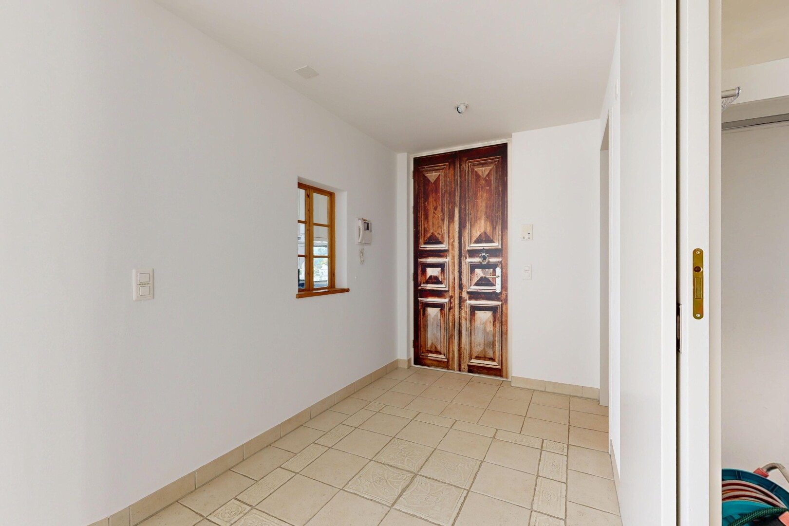 leerer raum mit gipskartonwand, drywall, inside property, light floor, und fliesenboden
