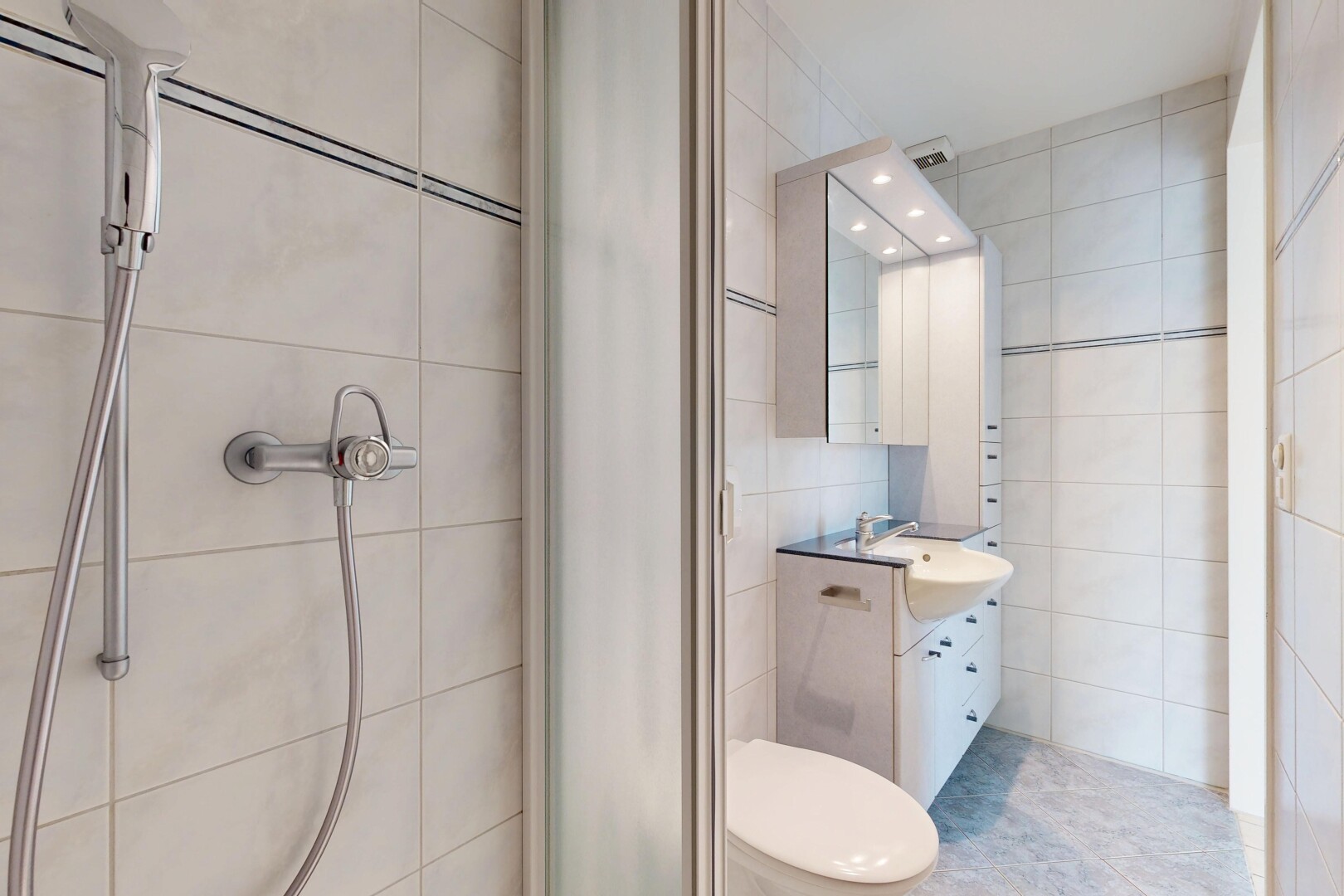 bad mit schminktisch, light floor, spiegel, komplettes badezimmer, und dusche