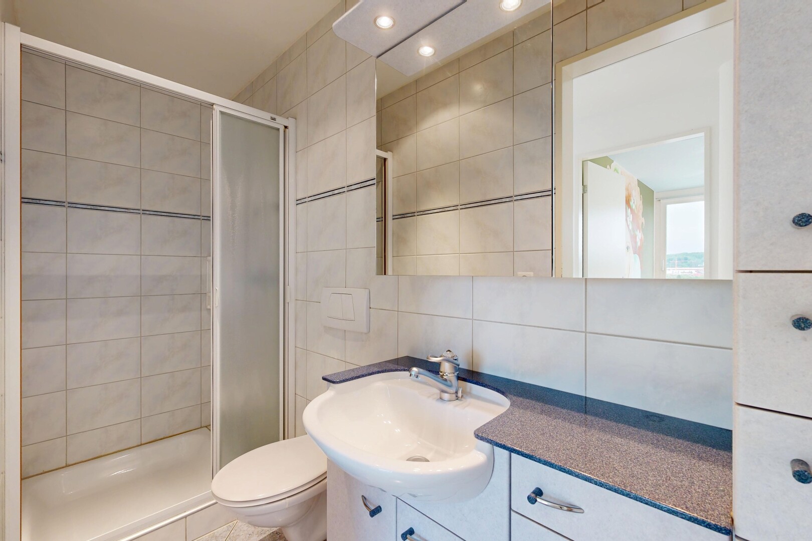 bad mit fliesenwand, tile wall, schminktisch, spiegel, und inside property