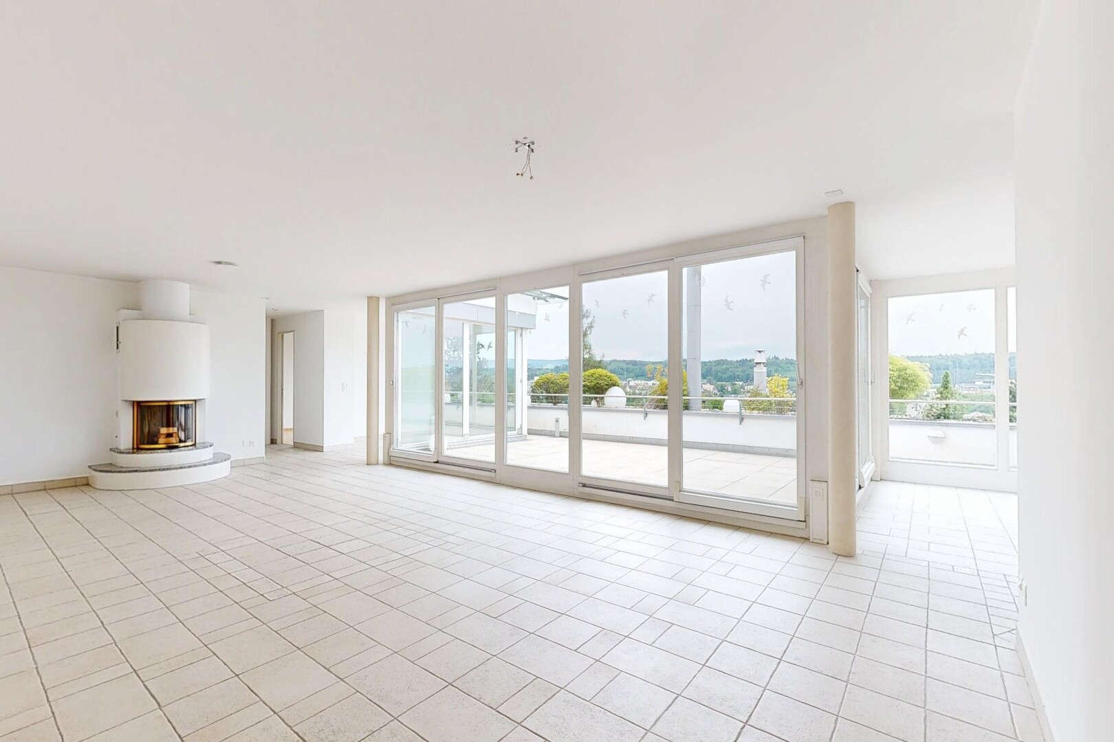 wohnzimmer mit natürliches licht, natural light, bodendeckenfenster, floor ceiling windows, und inside property
