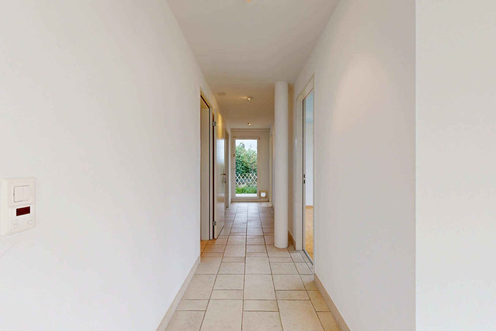 halle / korridor mit drywall, gipskartonwand, tile floor, fliesenboden, und inside property
