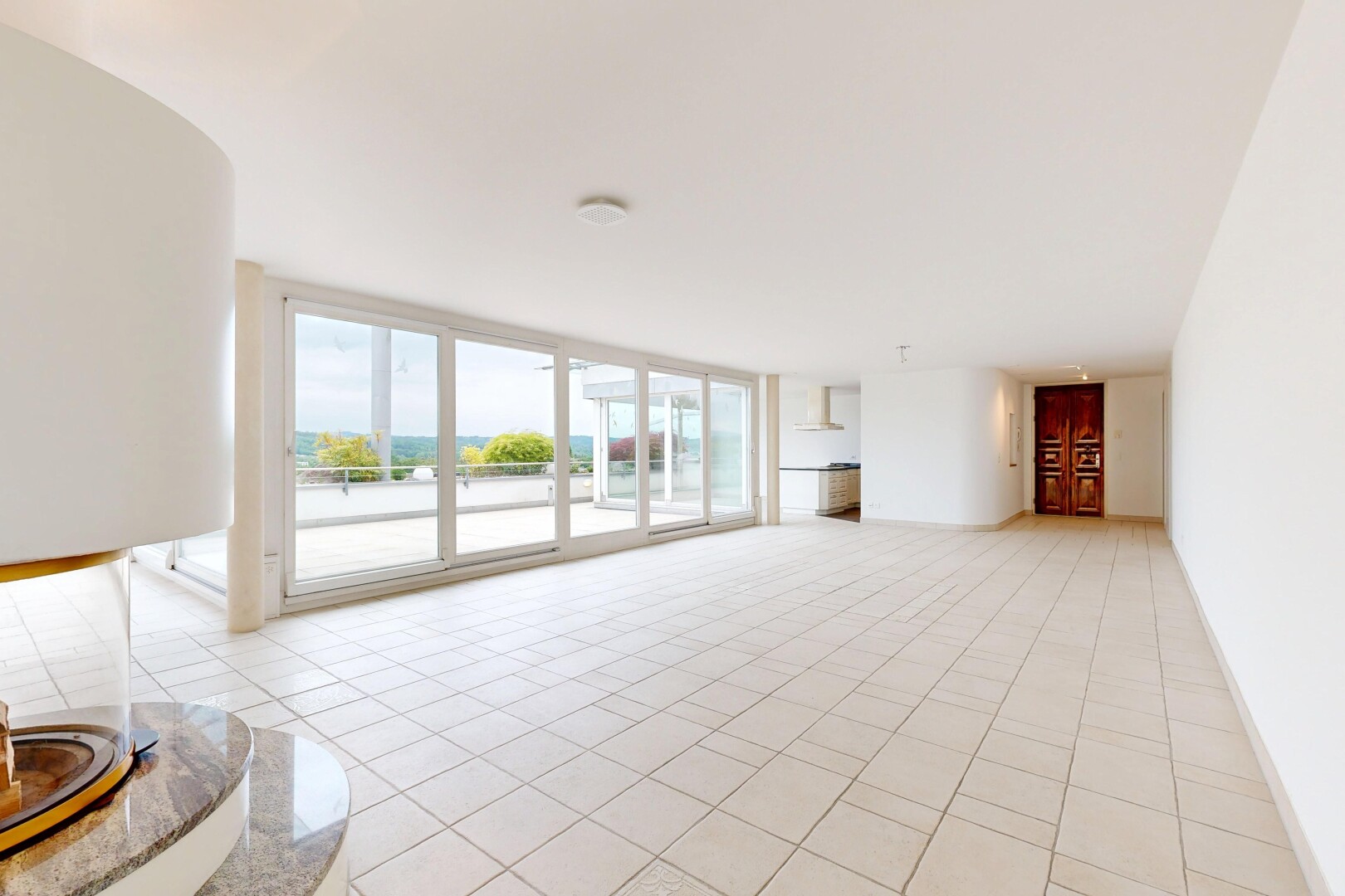 leerer raum mit floor ceiling windows, bodendeckenfenster, inside property, light floor, und drywall