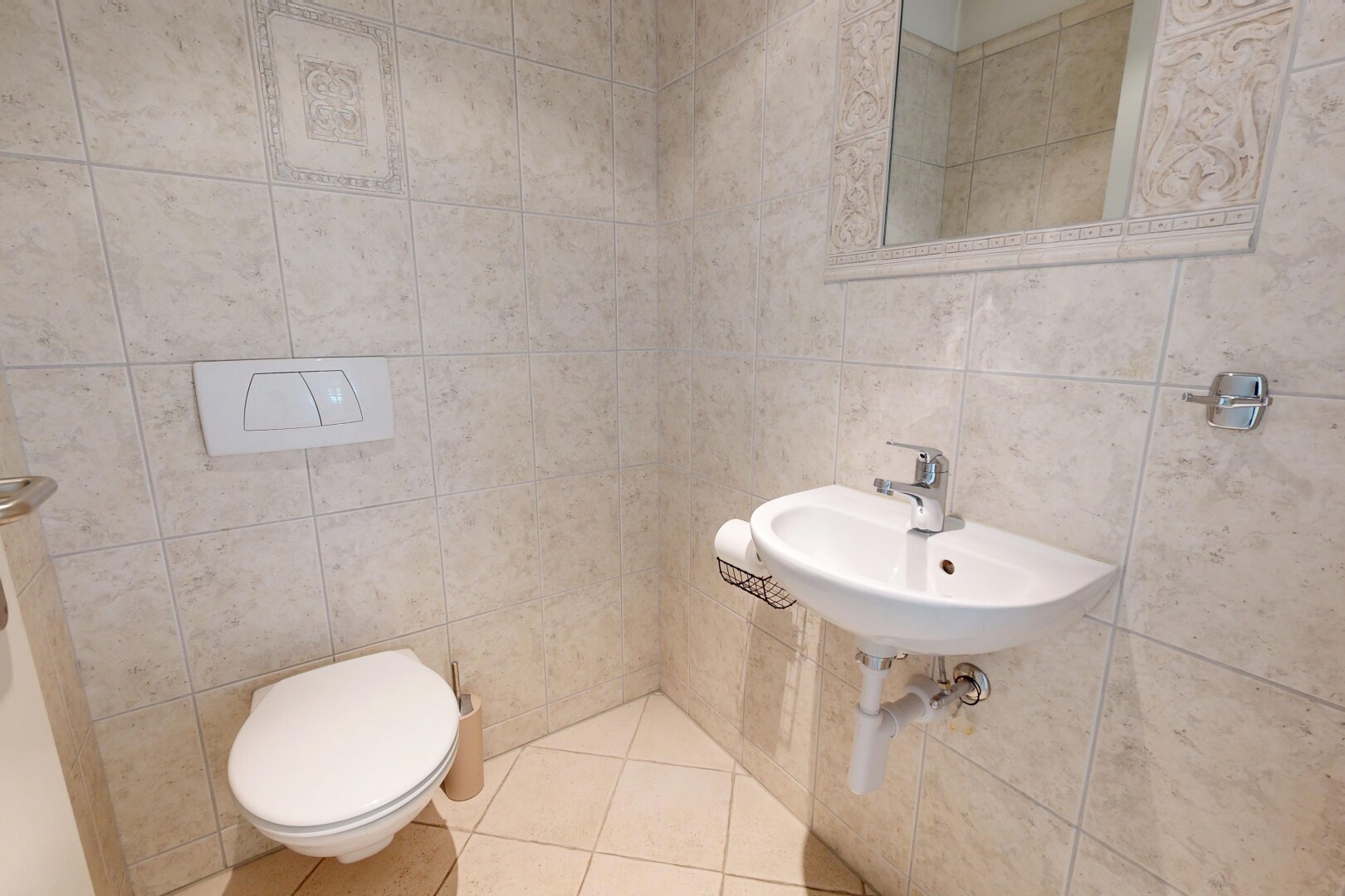 bad mit fliesenwand, tile wall, waschbecken, spiegel, und inside property