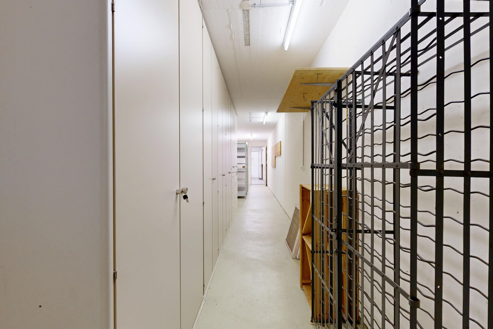 halle / korridor mit gipskartonwand, drywall, inside community, betonboden, und concrete floor