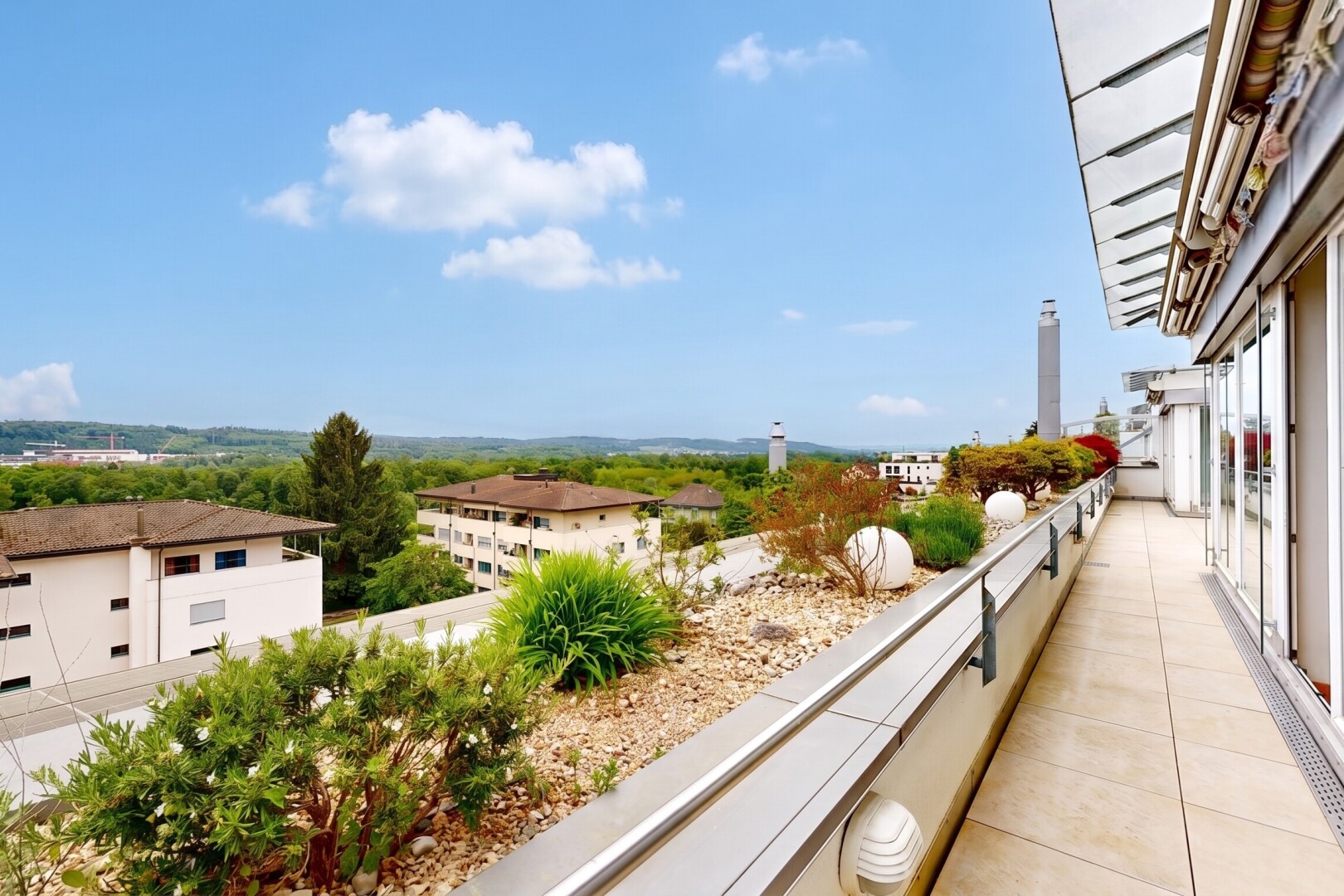 balkon mit balkon, day time, und from property