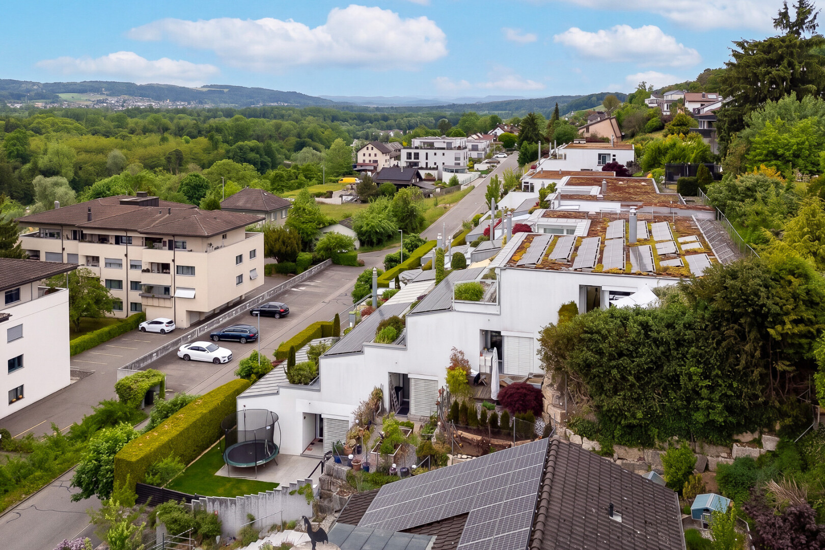 außenansicht mit solaranlage, day time, und stuckverkleidung