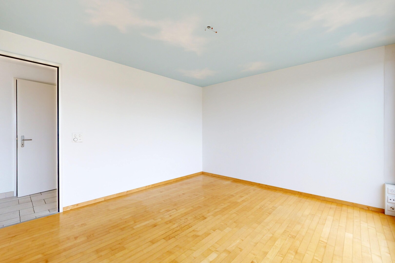 leerer raum mit inside property, drywall, gipskartonwand, wood finish floor, und holzfußboden