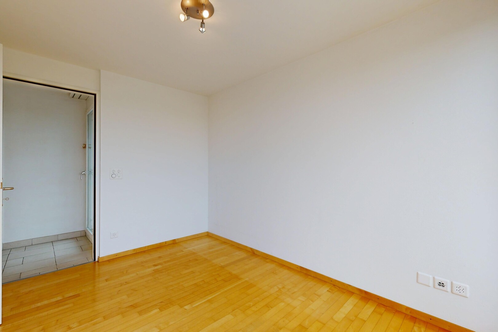 leerer raum mit inside property, holzfußboden, wood finish floor, gipskartonwand, und drywall